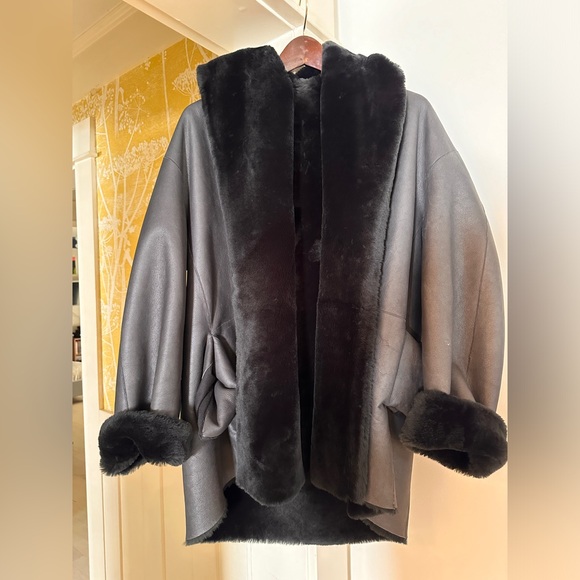 Vince Lamb and Shearling reversible coat.  Open shawl style with pockets, black - Picture 4 of 6